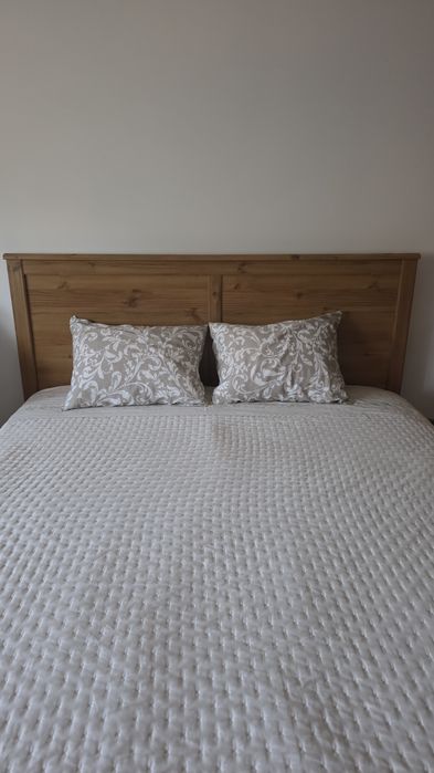 Cama de casal e mesinhas de cabeceira