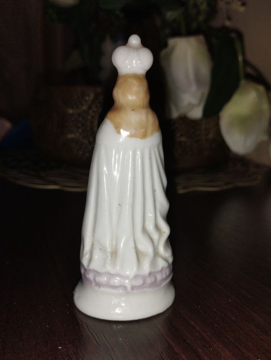 Bardzo ładna figurka z porcelany