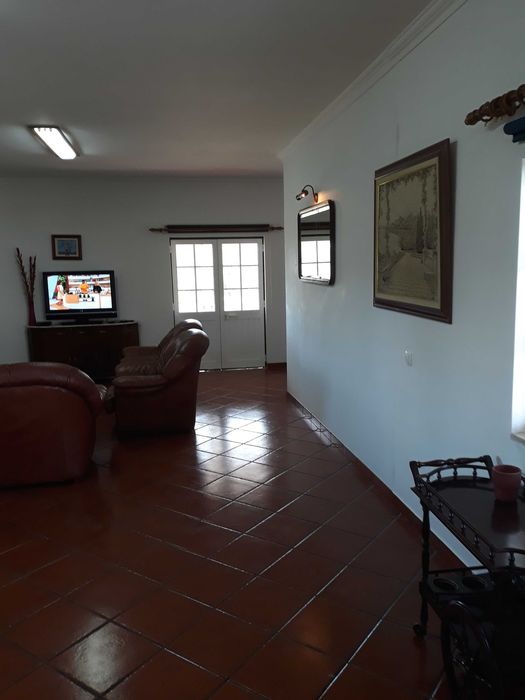 ARRENDA-SE CASA de habitação para Famílias ou Empresas