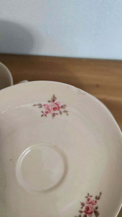 Tułowice porcelana filiżanki spodki róże 89