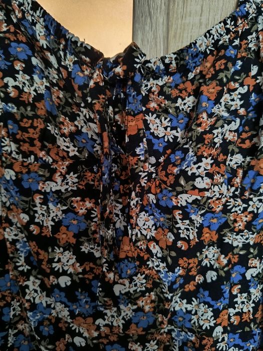 Sukienka w kwiaty z rozcięciem na nodze