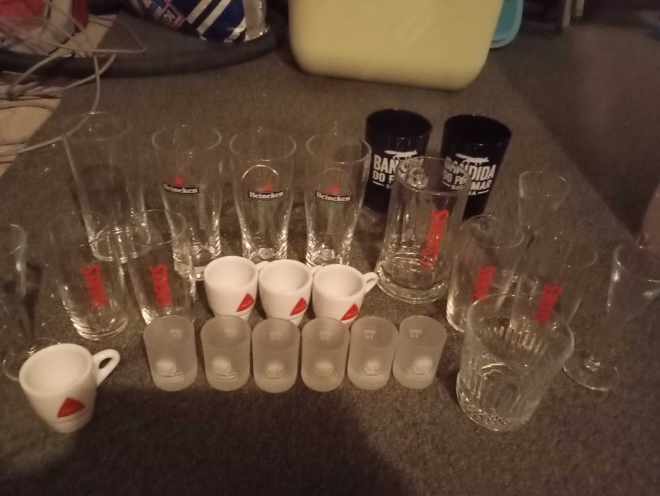 Copos , chávenas , mesas , cadeiras , grades cerveja