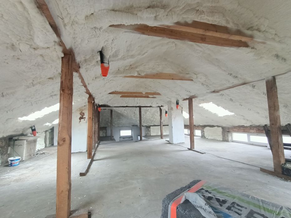 Ocieplenia poddasza pianą PUR izolacje celulozą wełną , izolacje dachu