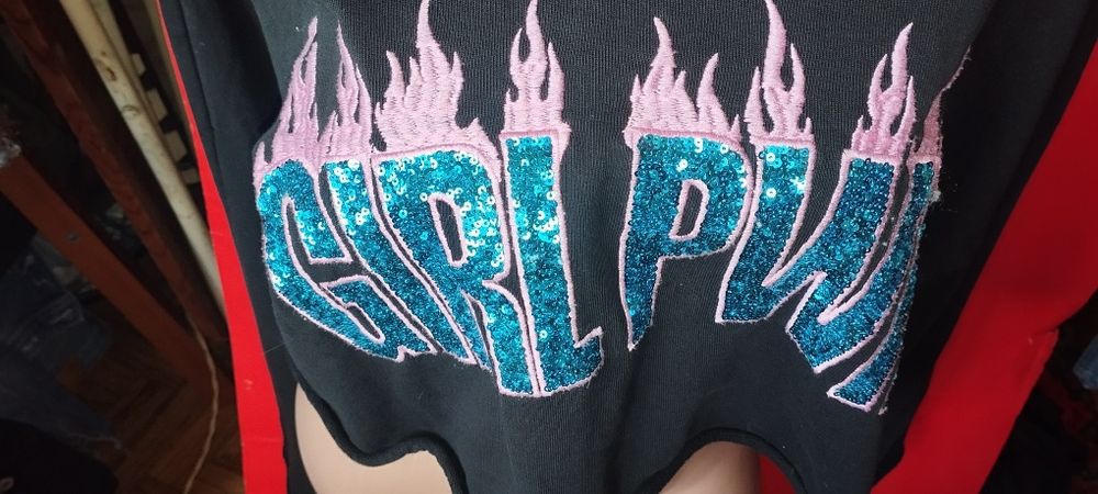 Трендовый свитшот H&M Divided GIRL PWR M – идеальное состояние
Свит