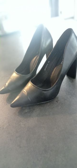 Czółenka czarna na słupku