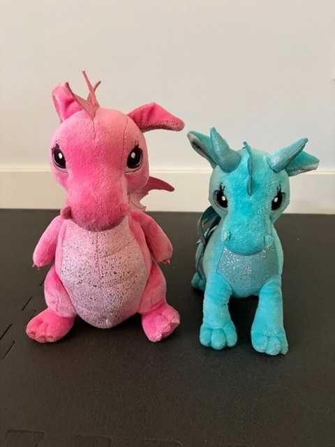 2 dragões de peluche