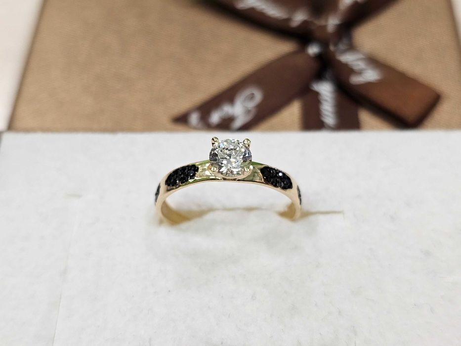 Złoty pierścionek CZARNE OCZKA I CYRKONIA PR 585