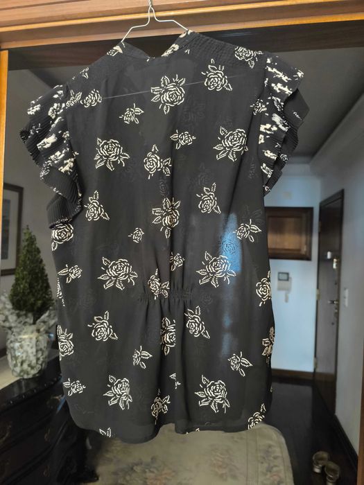 Blusa de manga curta preto e branco com mangas plissadas e decote em V da marca Polo - Ralph Lauren