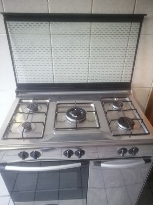 Fogão de 5 bocas a gás e forno a gás inox.