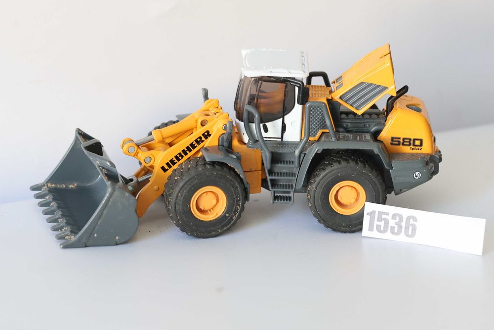 Модель колесного погрузчика Siku Liebherr L 580