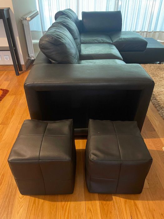Vendo sofá de pele, preto, de 3 lugares com chaise loungue com avançado + 2 pufs.