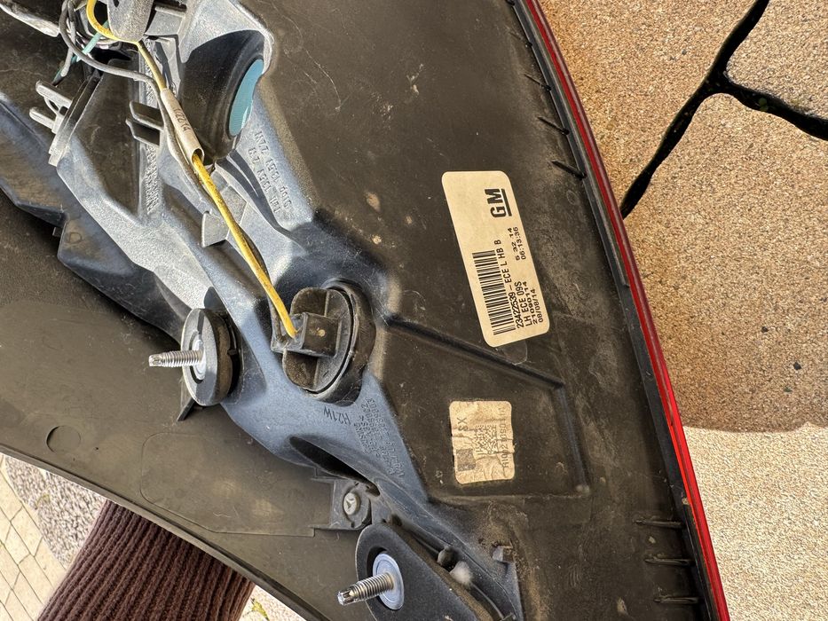 Uszkodzona lewa lampa tyl opel insignia a