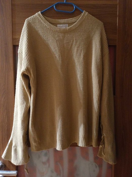 Beżowy sweter. Sweter. Koshulka. Bluza