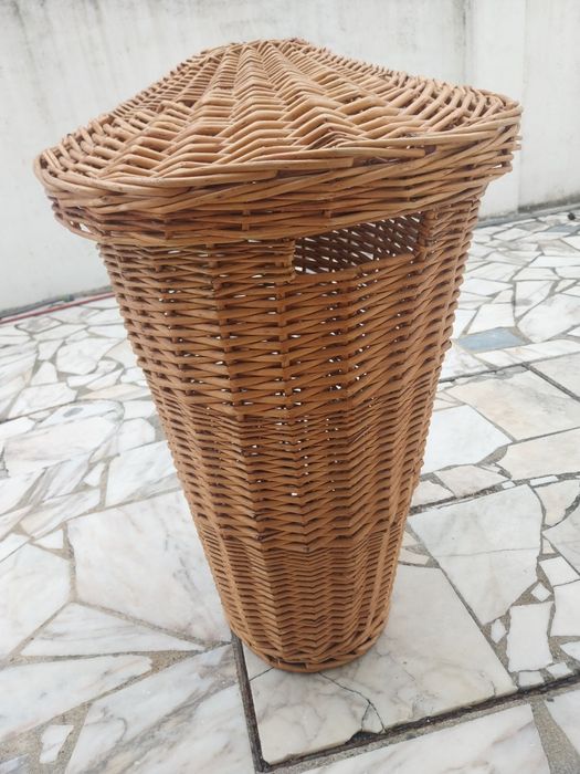 Cesto de roupa suja em verga