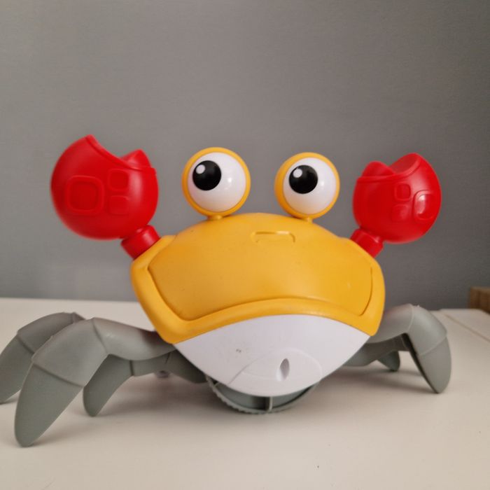 Krab grający jeżdżący