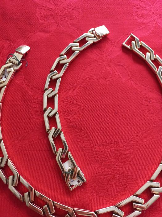 Conjunto de gargantilha e pulseira douradas marca Shock