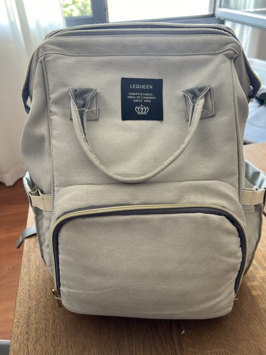 Mochila de maternidade cinza