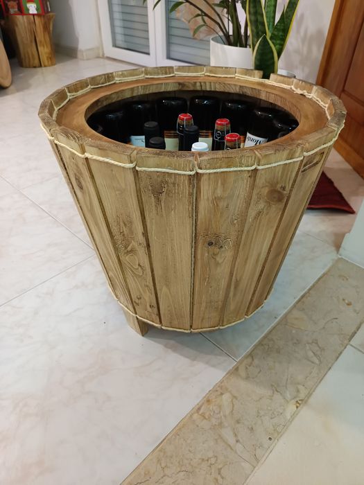 Garrafeira rústica de madeira