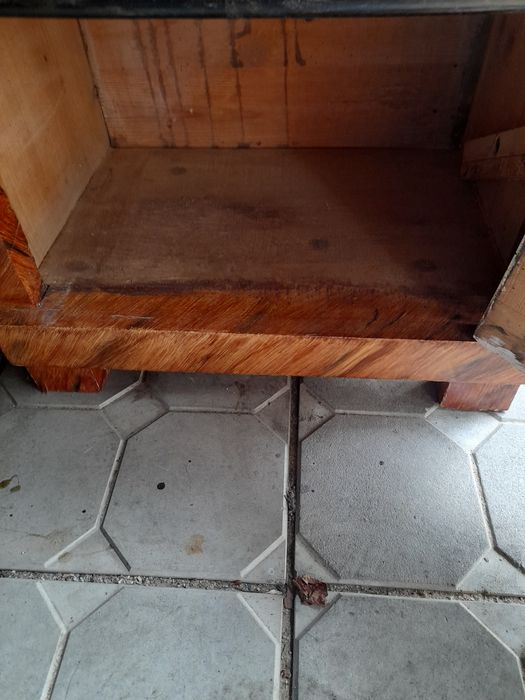 Mała szafka z marmurem