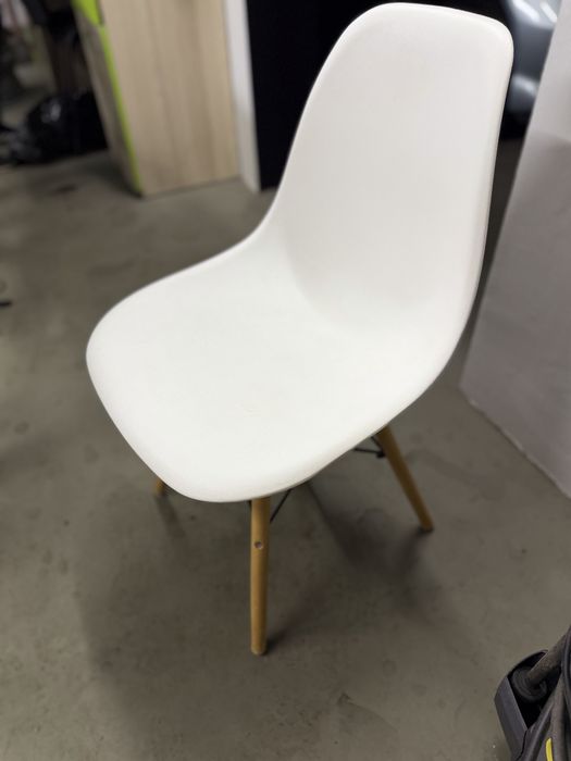 Biale krzeslo do biura/jadalni