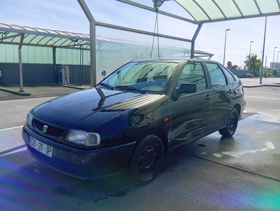 Estou a vender um SEAT Córdoba de 1997, ideal para quem procura um carro económico, simples de mante