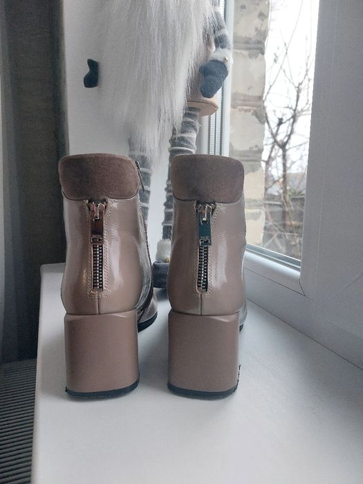 Продам жіночі ботінки.