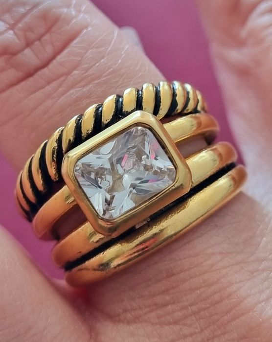 Anel dourado, em aço, com ponto de luz retangular. T20