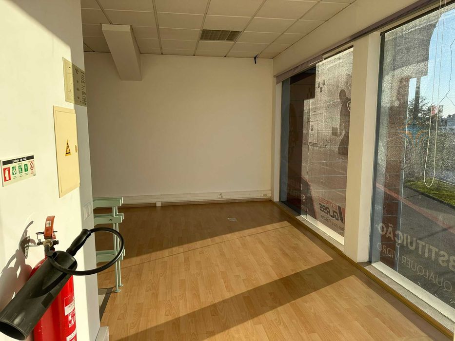 Escritório para Arrendamento - ZICOFA - (+- 40m2)