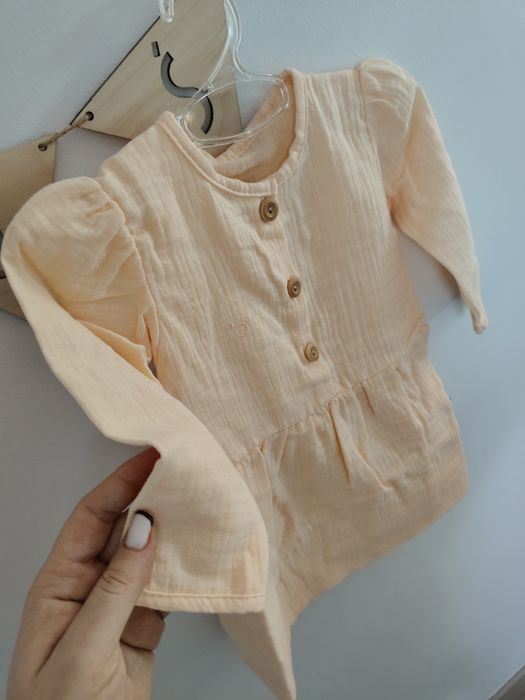 Muślinowa sukienka brzoskwinia