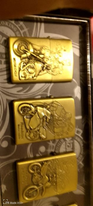 isqueiros tipo Zippo novos e em caixa de 4 unidades