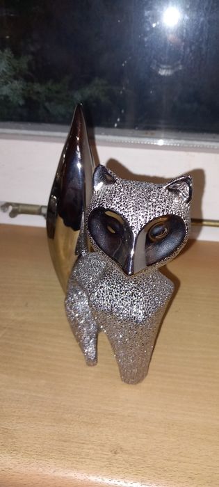 Figurka Lisa w kolorze sremrnym