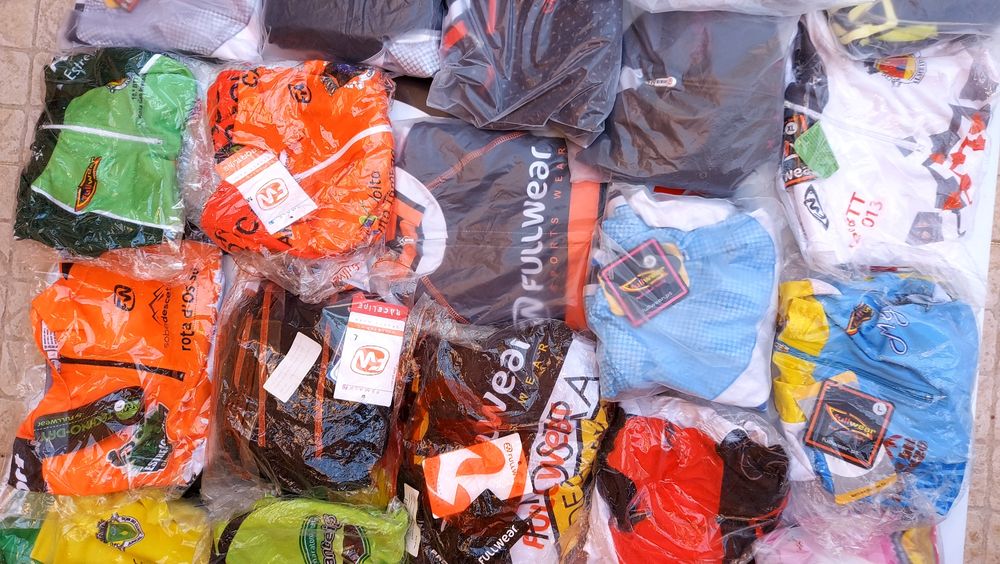 Equipamentos de ciclismo novos e sapatos de Ciclismo