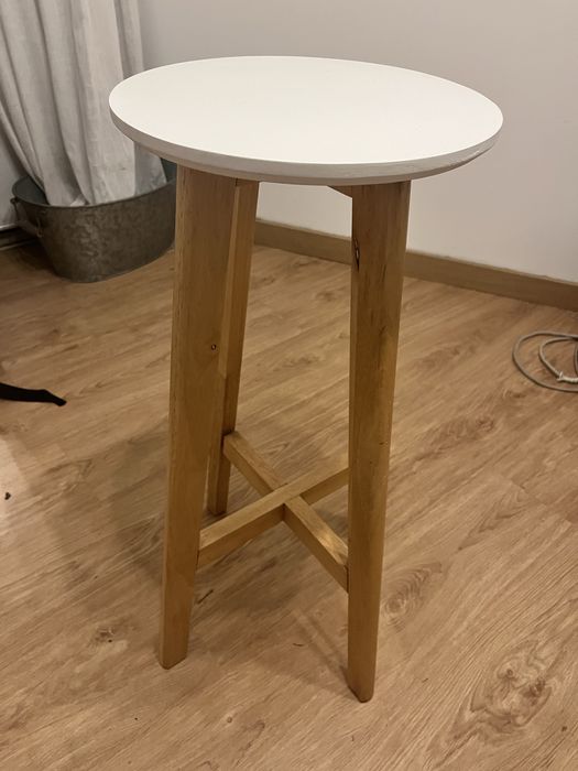 Banco alto branco e madeira