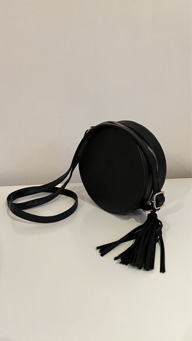 Сумка на ремінці чорна кругла