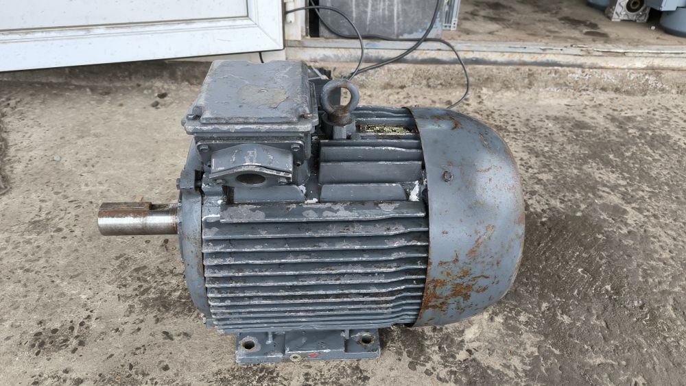 7,5 квт 728 об. Електродвигун 380. Электродвигатель