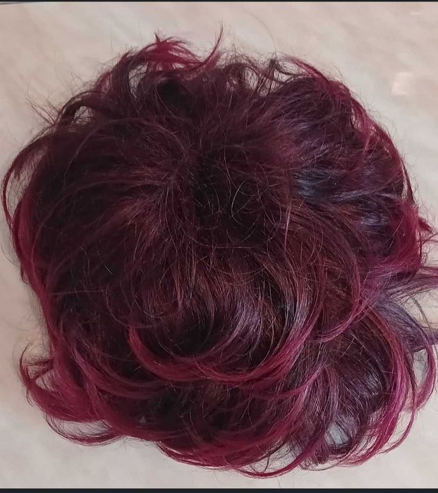 Перука бардоого кольору