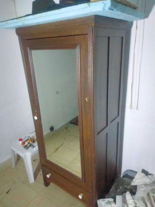 Roupeiro ou camiseiro de uma porta com espelho. Com 1.80cmx70cmx60cm