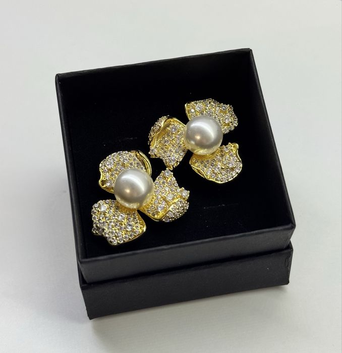 Kolczyki w złotym kolorze duże wkrętki kwiaty perły kwiat perła złote