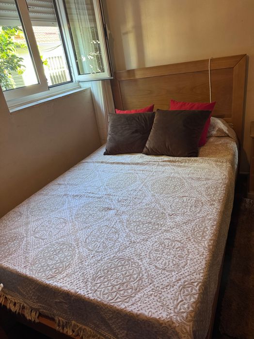Cama de solteiro + colchão e mesa cabeceira