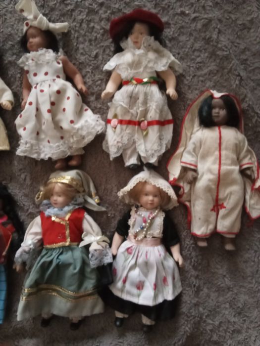 Bonecas do mundo em porcelana