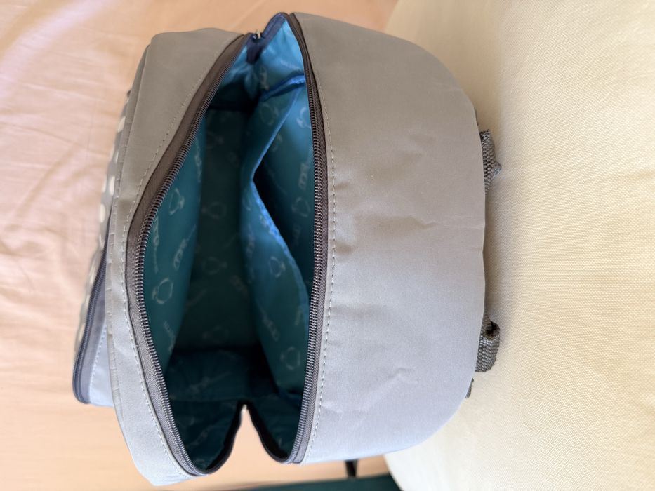 Mochila maternidade cinzenta com bolinhas
