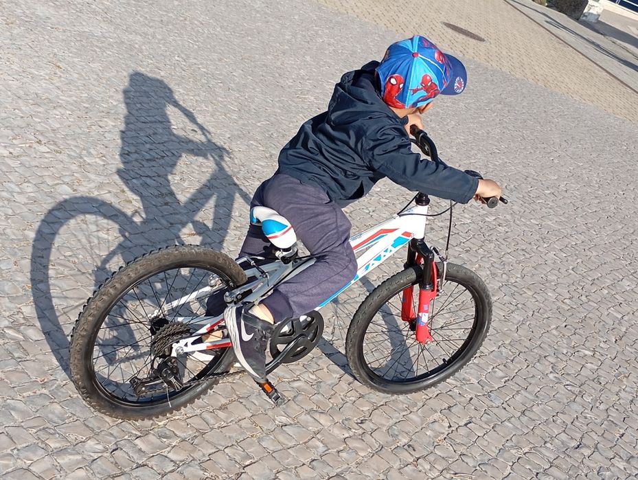 Bicicleta BTT para criança roda 20,boa qualidade,limpo e pronto para andar.