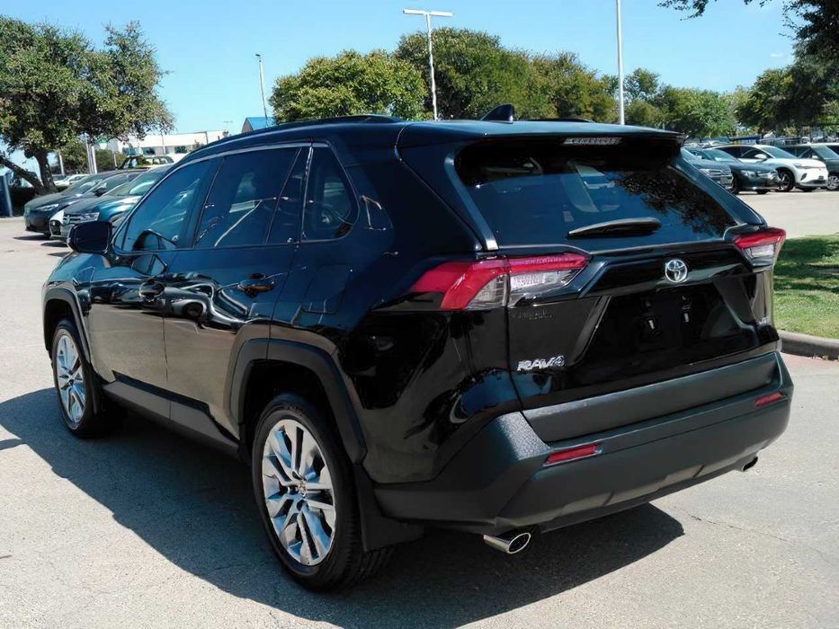 Toyota RAV4 XLE Premium      2024