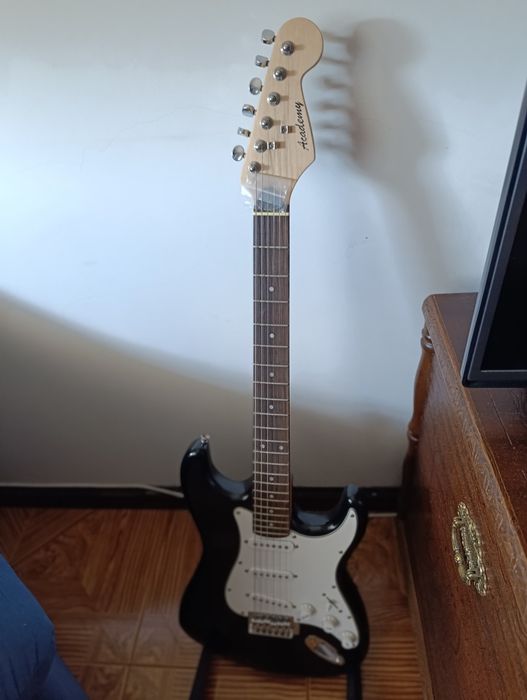 Guitarra elétrica, como nova.