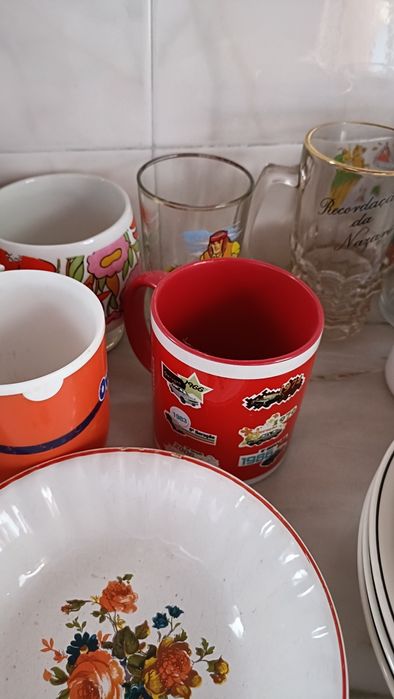 Conjunto de 34 peças diversas: copos pratos taças chávenas