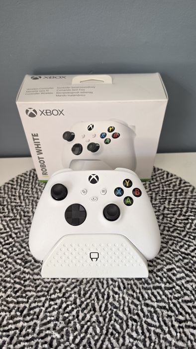 Pad XBOX + stacja ładująca i aku.