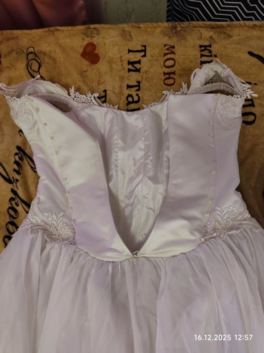 Весільна сукня з кругами та під'юпником