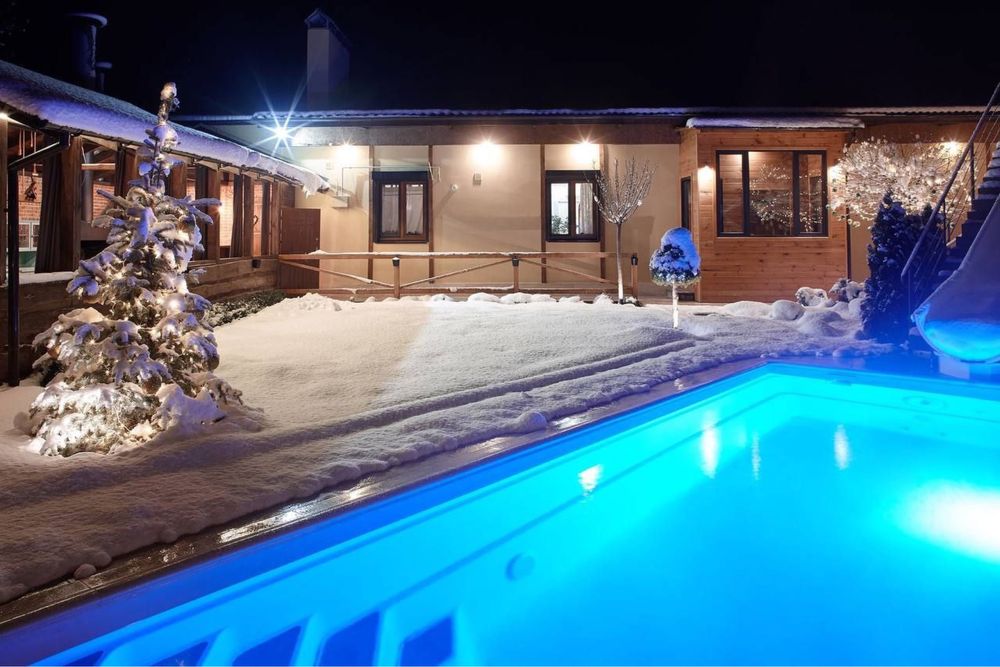 #382 Будинок з теплим басейном на вулиці