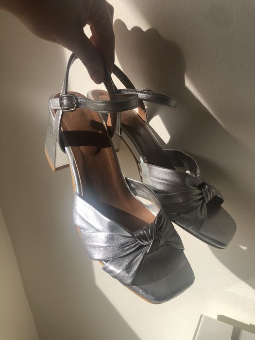 Sandália prateada de festa