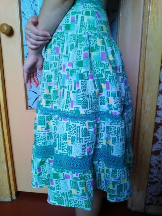 Лёгкая пышная юбка х/б с кружевными вставками.